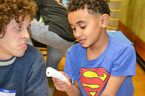 Paul Ruess has fun with a youngster during Cena y Ciencias.