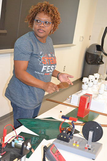 Anita Alicea, a STEM integration specialist at Sarah E. Goode STEM Academy in Chicago participates in a demo during Bose and Banerjee’s power and energy session.