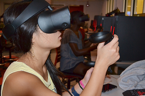 A French 205 student enjoys using virtual reality to learn French.