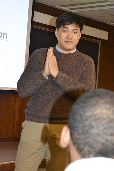 Kisung Kang teaches Franklin STEAM Studio students about Virtual Virtual Reality during one of the school's field trips to MRL. 