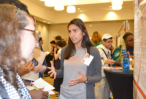 REACH participant, Nina de Luna shares at her research with visitors to the 2018 ISRS.